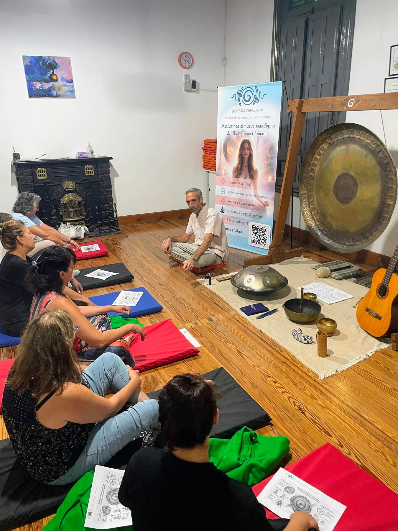 Participantes sentados compartiendo un encuentro con GONG