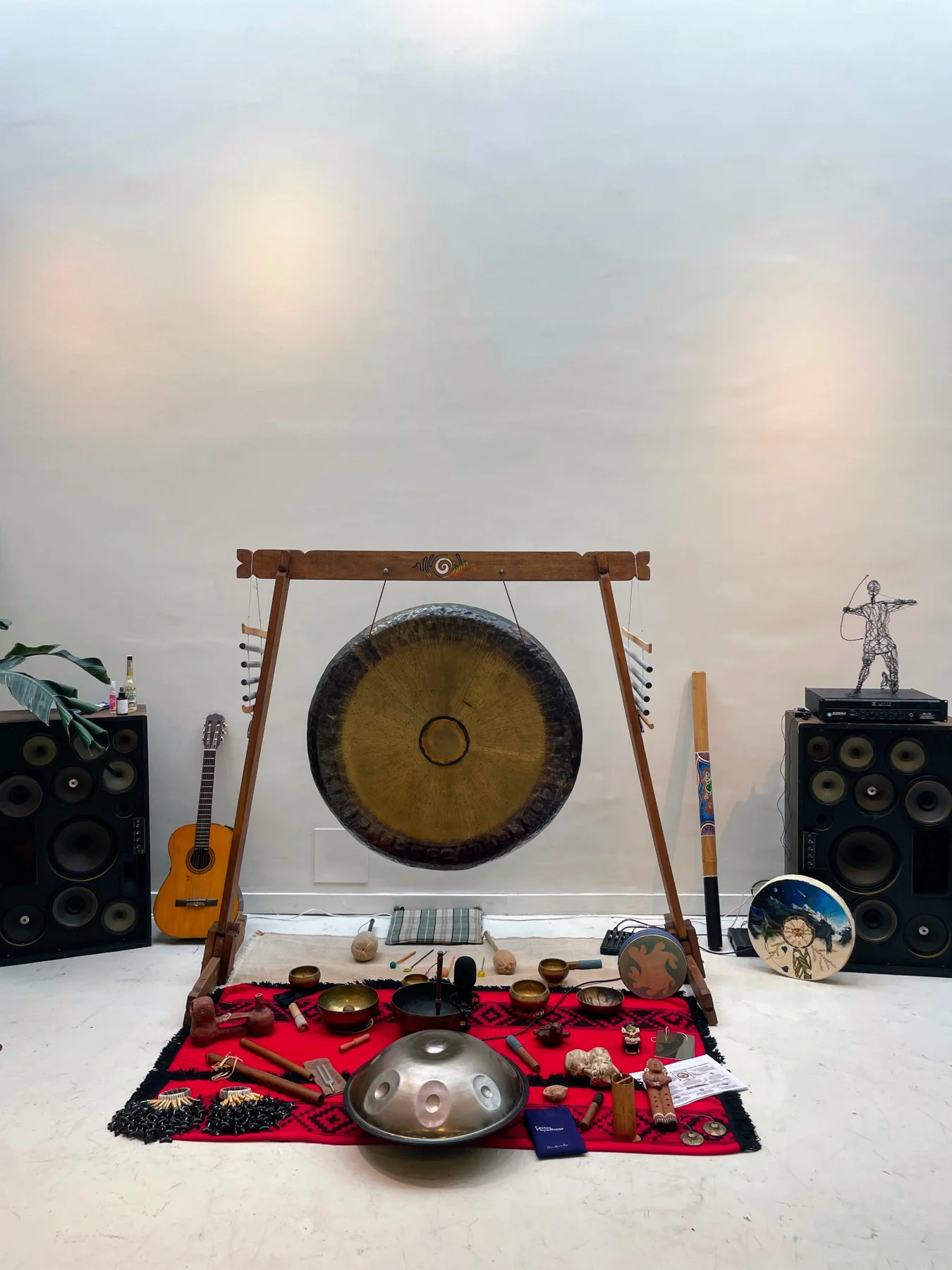 Gong, cuencos y otros instrumentos preparados para una experiencia